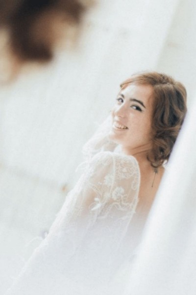Wedding dress Atelier Swan Yuna close up